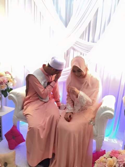 Atril98's tweet photo. Beginilah sepasang Pengantin yg menikah tanpa PACARAN. Mau berfoto2 genggang Tangannya Saja Malu2... Subhanallah :) https://t.co/vyorjE2tPB