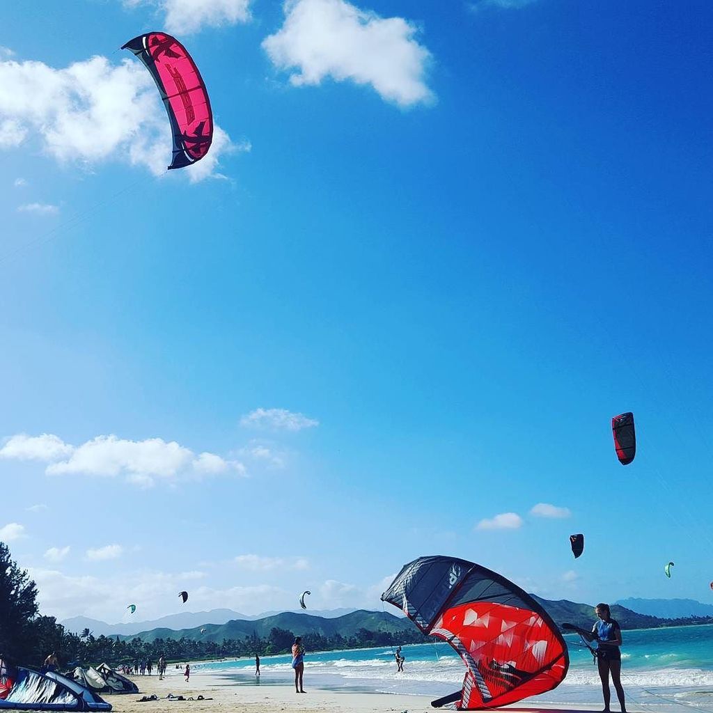 So many kite surfers! #hilife #kite #surfing #kitesurfing #kitesurf #learning #kailuabeach #lifeisgood #lifeofadven…