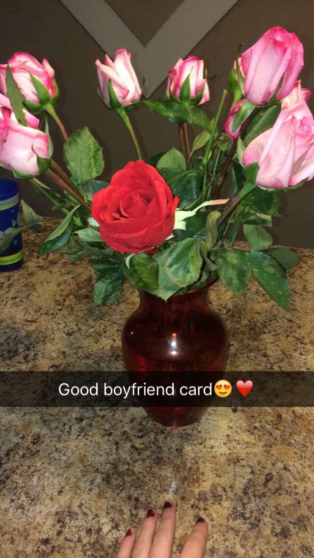 kenzi3327's tweet photo. Alex gets me flowers,but one red,its fake. He turns to me and says "I'll stop loving u when the last flower dies" ❤️ https://t.co/cPo7kmgGt4