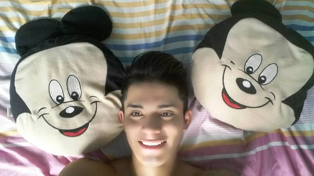 Fede_Soler_Mej's tweet photo. 😅Felices los 3 😅
#like4like #instagay #instacol #smile #mickey #boy #sexysdeecuador #instselfie #funny #flower4fl… https://t.co/qnkwOlYUox