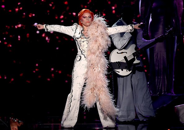 billboard's tweet photo. .@ladygaga's David Bowie tribute = perfection. 👏 👏 👏 https://t.co/v1f2ghXkES #GRAMMYs https://t.co/iX80GyHYgt