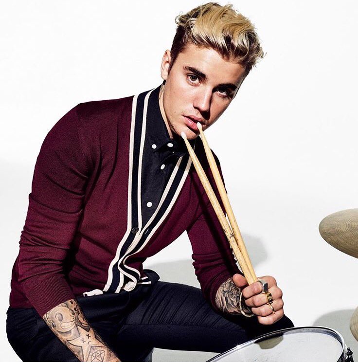 Мужчина с арфой. Дуэт баянистов баян микс. Исполнители на б. Балалайка исполнители архиповский. Парень с электрогитарой.