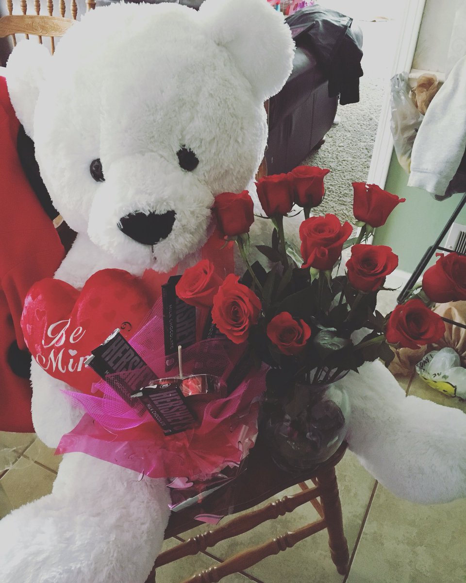 LatinBarbie__'s tweet photo. What my baby got me on #Valentinesday in loveeee with this teddy 😍😍😍 https://t.co/xb4o27flD2