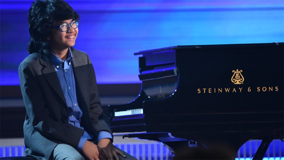 BBCNewsEnts's tweet photo. Standing ovation for this year's youngest #Grammys nominee, Joey Alexander. #Grammys2016 https://t.co/pX8AJhvGXy