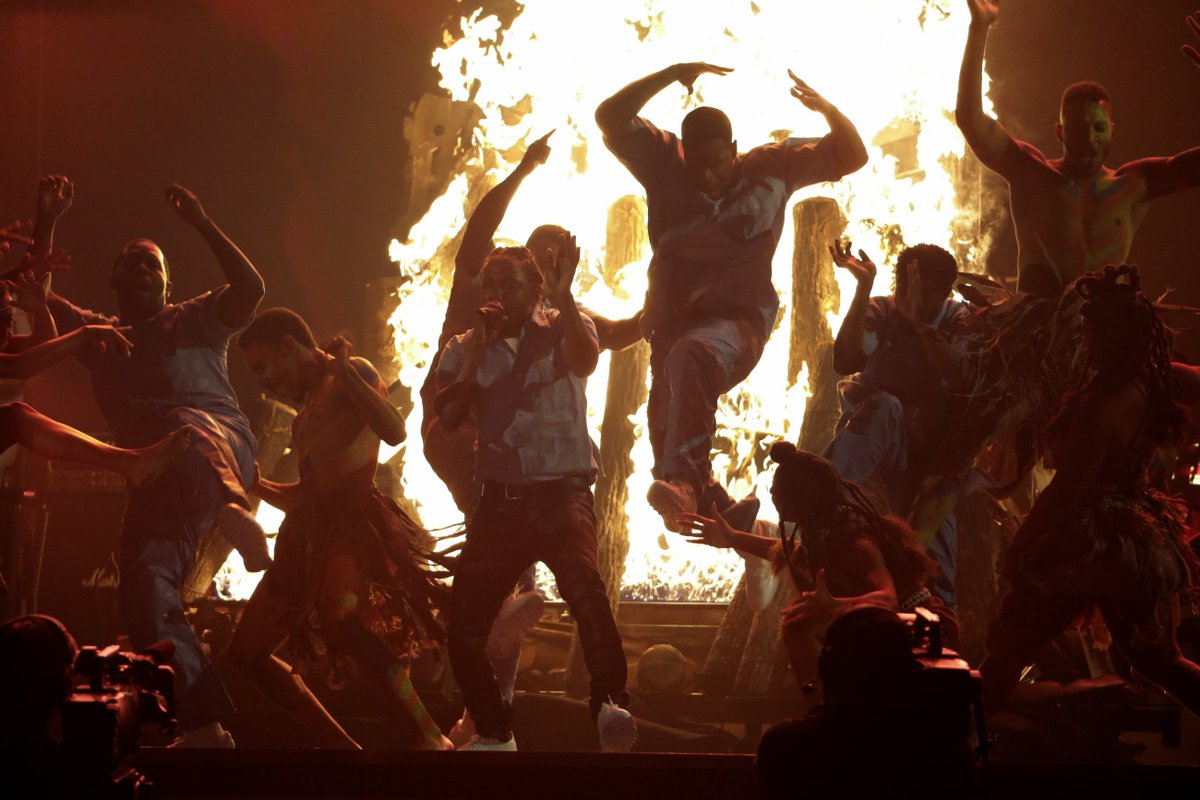 Here's a gallery of Kendrick Lamar's 🔥 Grammy performance because nothing else matters lat.ms/1KSSQYT
