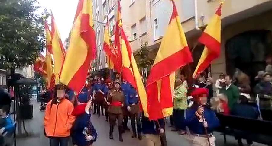 laSextaTV's tweet photo. Niños disfrazados de falangistas desfilan al son de 'Cara al Sol' en el Carnaval de Santoña https://t.co/13OfmeG23g https://t.co/kUSh61QSq0