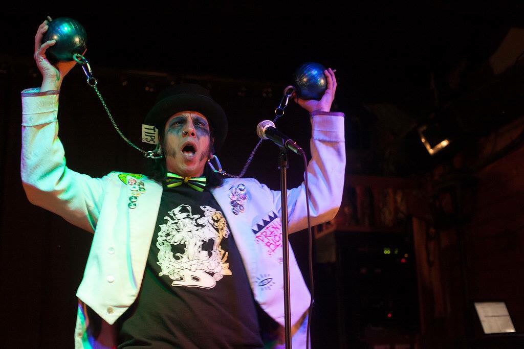 darinmalfi's tweet photo. Wave your balls in the air and wave em like you just don't care! #DangerousD #WTFlesque #DuckPinLift #sideshow https://t.co/g74CDmoPYE