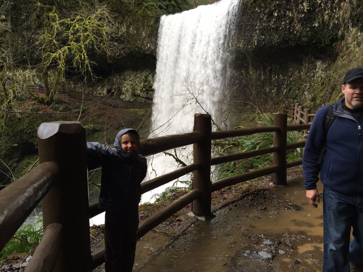 krista__swan's tweet photo. Hiked #silverfalls in #Oregon w/the fam - so beautiful! #pnwisbest #travelOregon #TPFamilyDay https://t.co/LOVvMqnly3