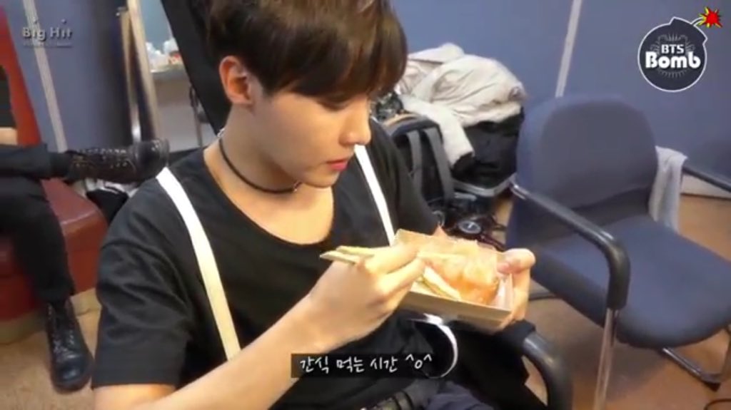 vuphongluhan's tweet photo. [BANGTAN BOMB] Dessert time @-@ https://t.co/SqG6sMQ5eW
#방탄소년단 @BTS_twt https://t.co/1j357KICQO