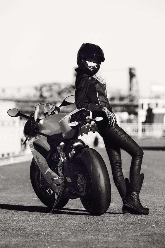 Accela バイク記事紹介 Twitter પર 女性ライダーのモノクロバックショットが セクシーでカッコイイ T Co Cmug721wpq