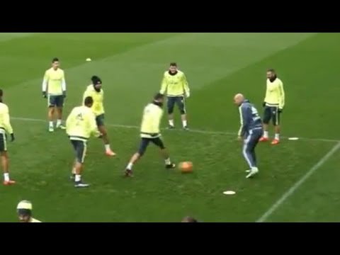FootballFunnys's tweet photo. VIDEO: This Is What Happened When Cristiano Ronaldo Tried to Nutmeg Zidane in training!  https://t.co/VfnDqlYfuX https://t.co/llguLlkKNL