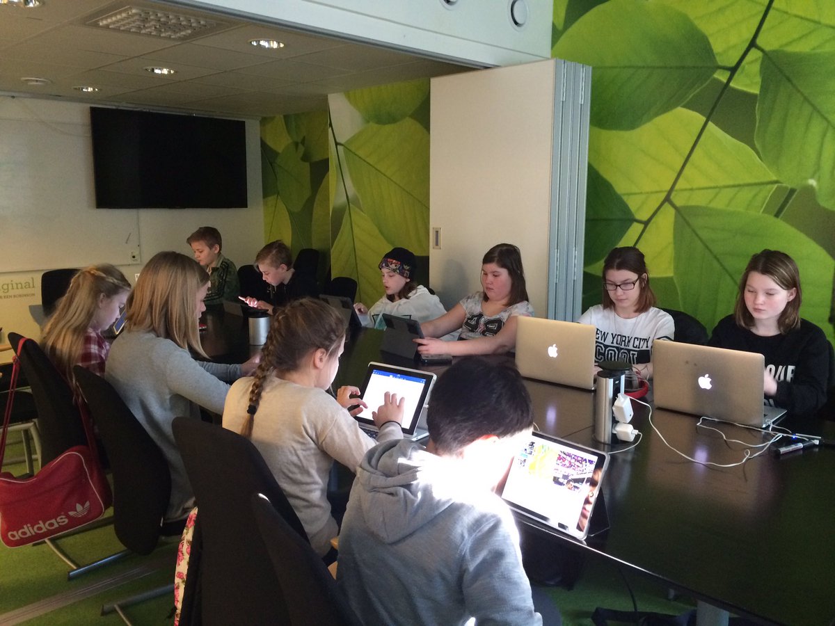 Erlaskolan's tweet photo. Elever i team 4-8 diskuterar vad de gör på nätet idag och vilka fördelar och nackdelar som finns. #erlaskolan https://t.co/2JG7rJBKWc