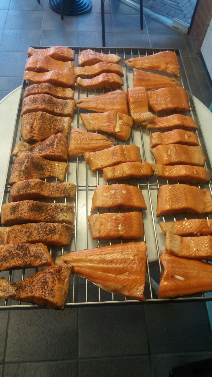 Ze zijn weer gerookt. Warm uit de rookton