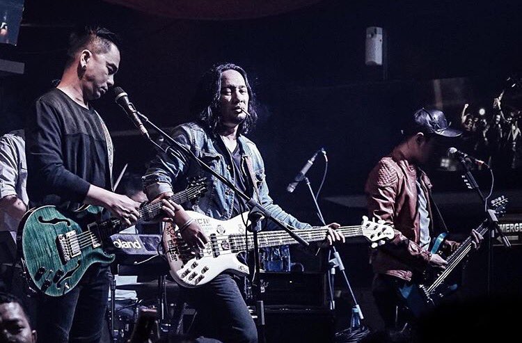 Makki_Parikesit's tweet photo. last night's show at #club360 #jakarta . #ungu #ungulive #ungumoment https://t.co/mZe7BS5CIc