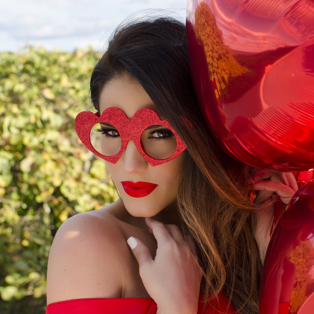 gabyespino's tweet photo. El amor es complicidad, dos desconocidos que se nutren, dos historias que se.... https://t.co/ciZoB4TVDU https://t.co/qz7CUKgI40