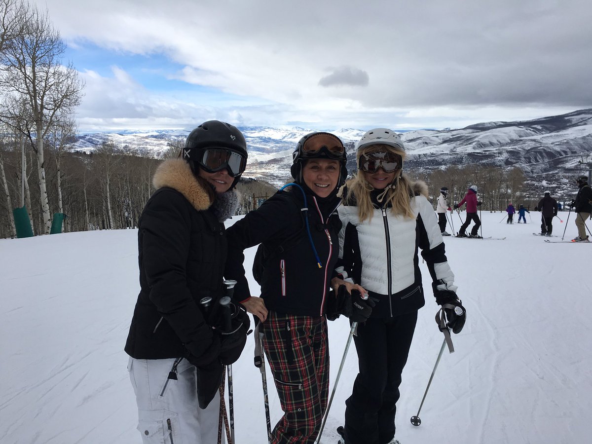 deanaperlmutter's tweet photo. Snowshoeing 2 dinner in the moonlight "It's a supernatural delight" #work2eat #zachscabin #beavercreek #mtnfriends https://t.co/FrIngp3IHV
