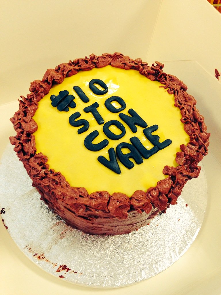 EeleVi's tweet photo. Buon compleanno Bomber!!!! #buoncompleannovale #ValentinoRossi#iostoconVale #46 #VR46 @ValeYellow46 @UccioYellow46 https://t.co/fVY6rqz52d