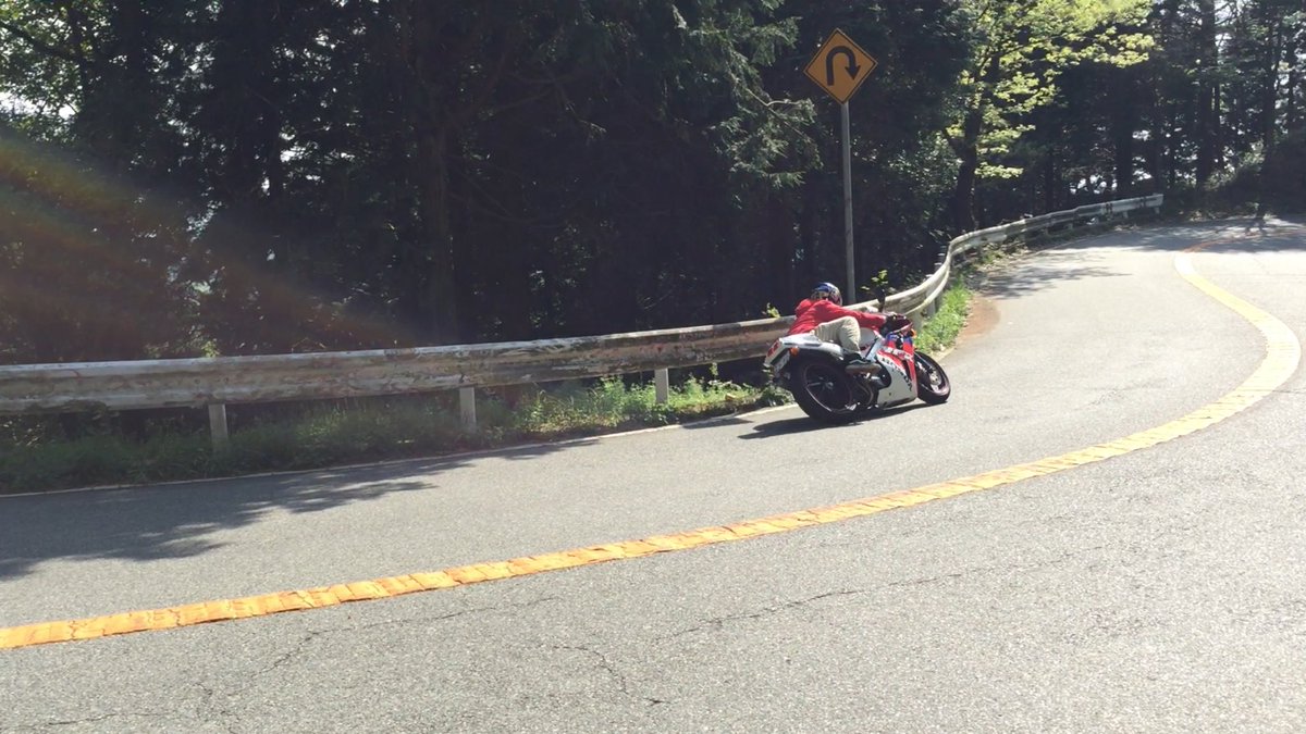 KCobain4th's tweet photo. 最近はゲームも適当にしかやってへんし
バイクで走るのも辞めたし
なーんにも本気でやってへんな
またツナギ着て山走りたいねぇ https://t.co/XmX25b4Fra