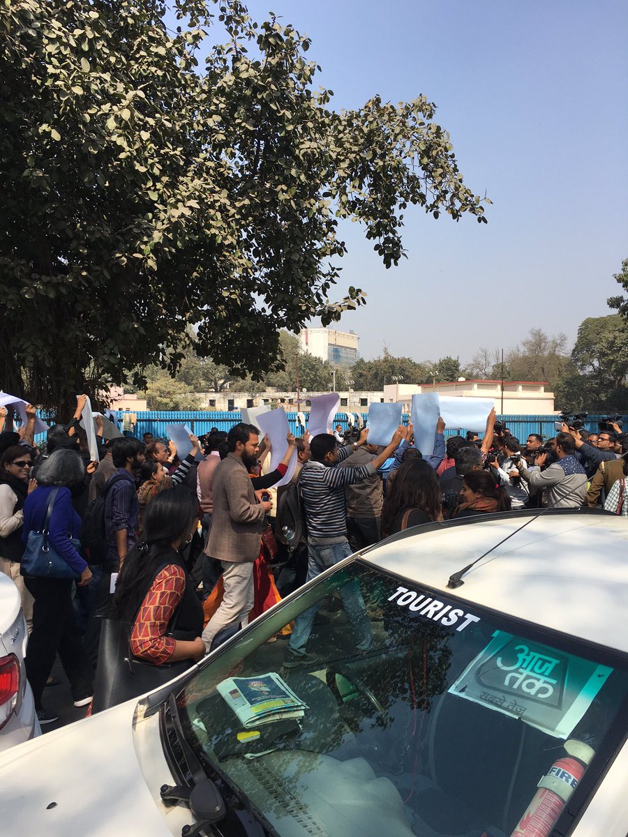 IamRajat_Pandit's tweet photo. Journalists protest attack by goons in Patiala House! #StopMediaAttack https://t.co/z46eNu2DUQ