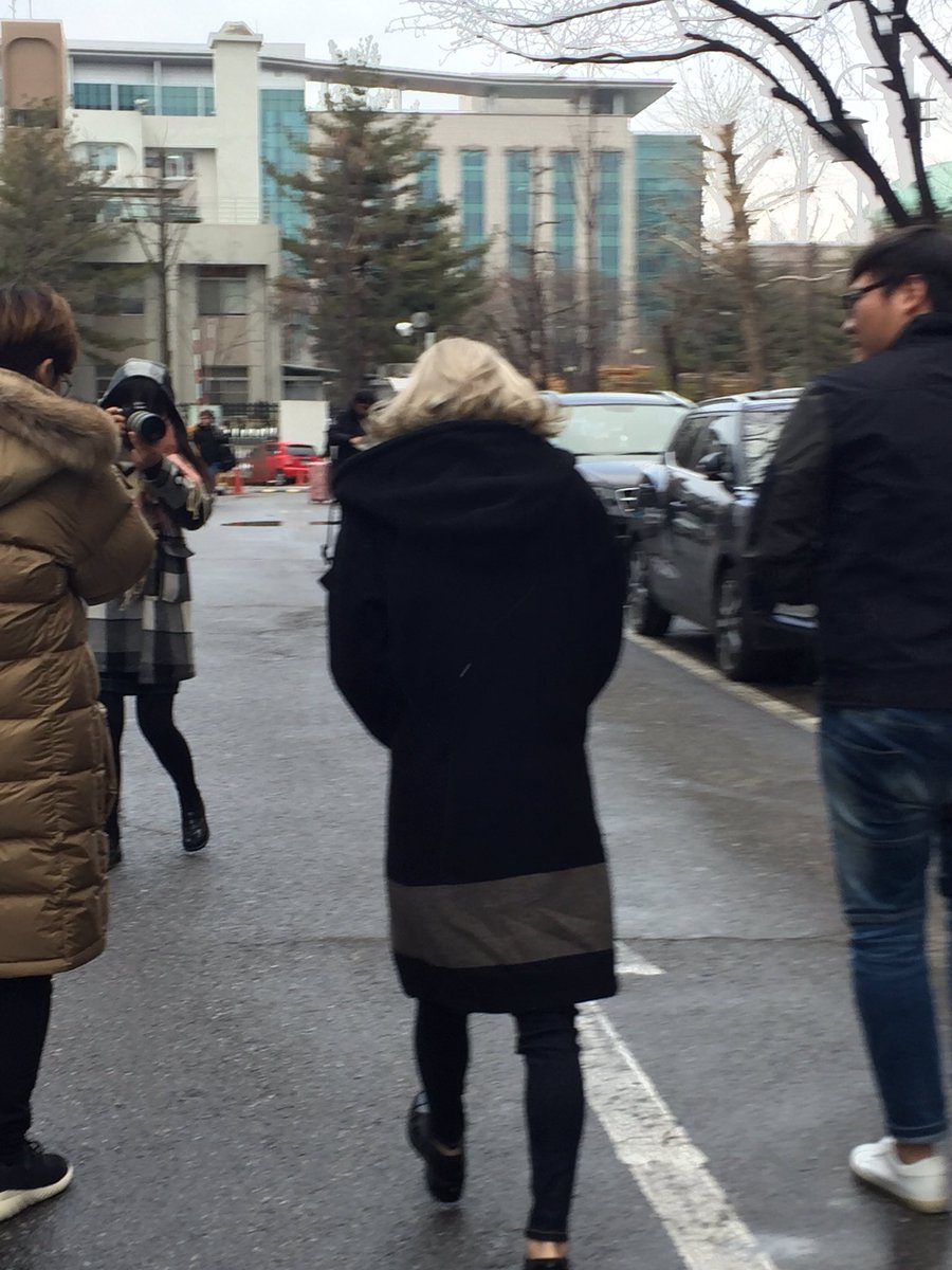 [PIC][17-02-2016]TaeYeon xuất hiện tại tòa nhà KBS để ghi hình cho chương trình "Yoo Hee Yeol's Sketchbook" vào hôm nay  CbUb_2yUkAEz08m