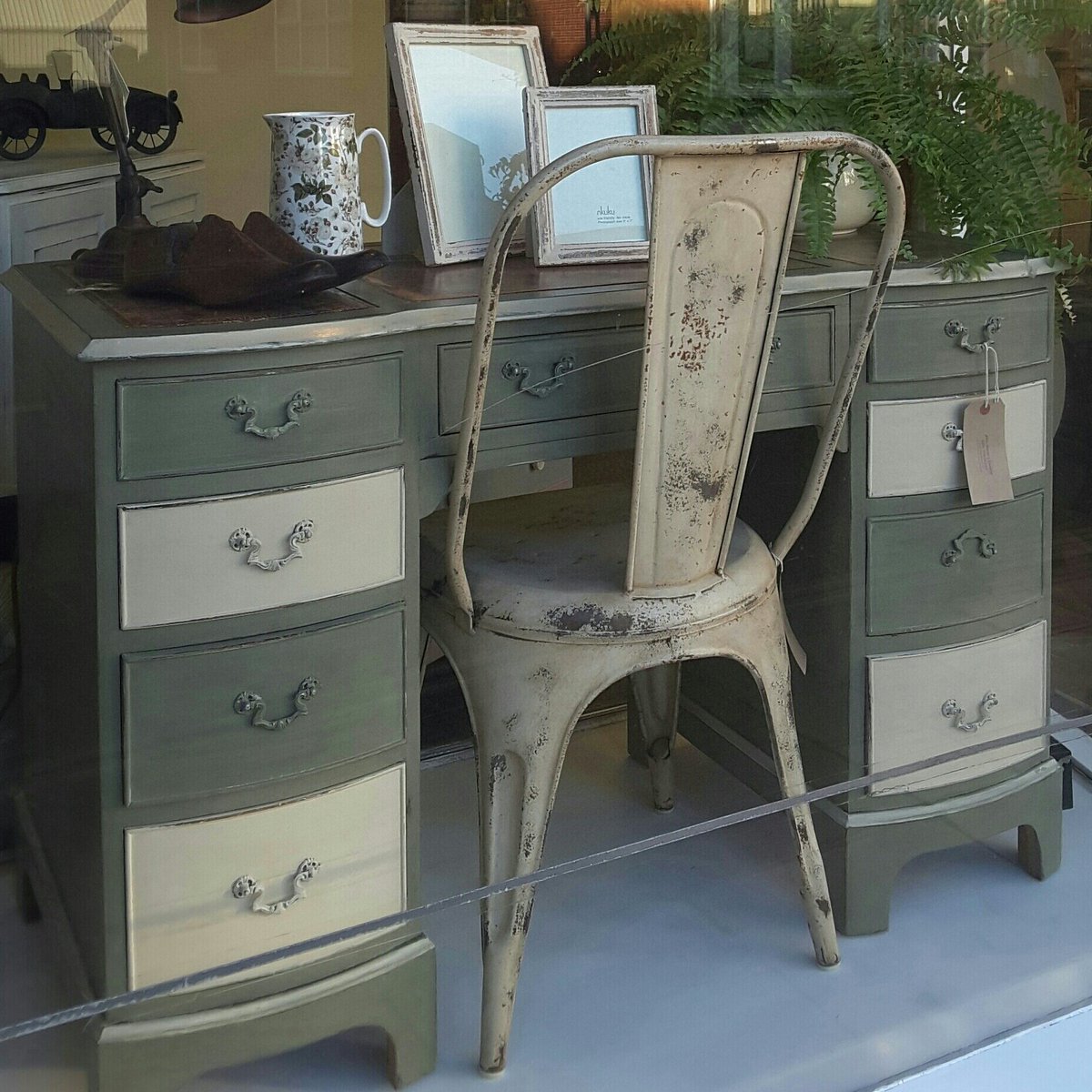 albarosies's tweet photo. New Window,  new day..#TorbayHour #paignton #anniesloanstockist #@anniesloanhome painteverything  #@Paignton_Devon https://t.co/Ti59ItZwAC