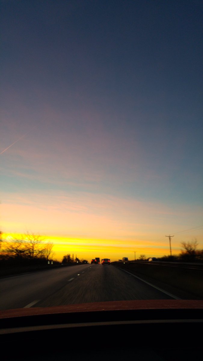 JakeTaylorRX's tweet photo. 6.30am its -2❄️ & great views to start Tuesday mornings journey to college 🚗🚂🌤 #cloudography #thefutureisRX https://t.co/jCfLQQJNoH