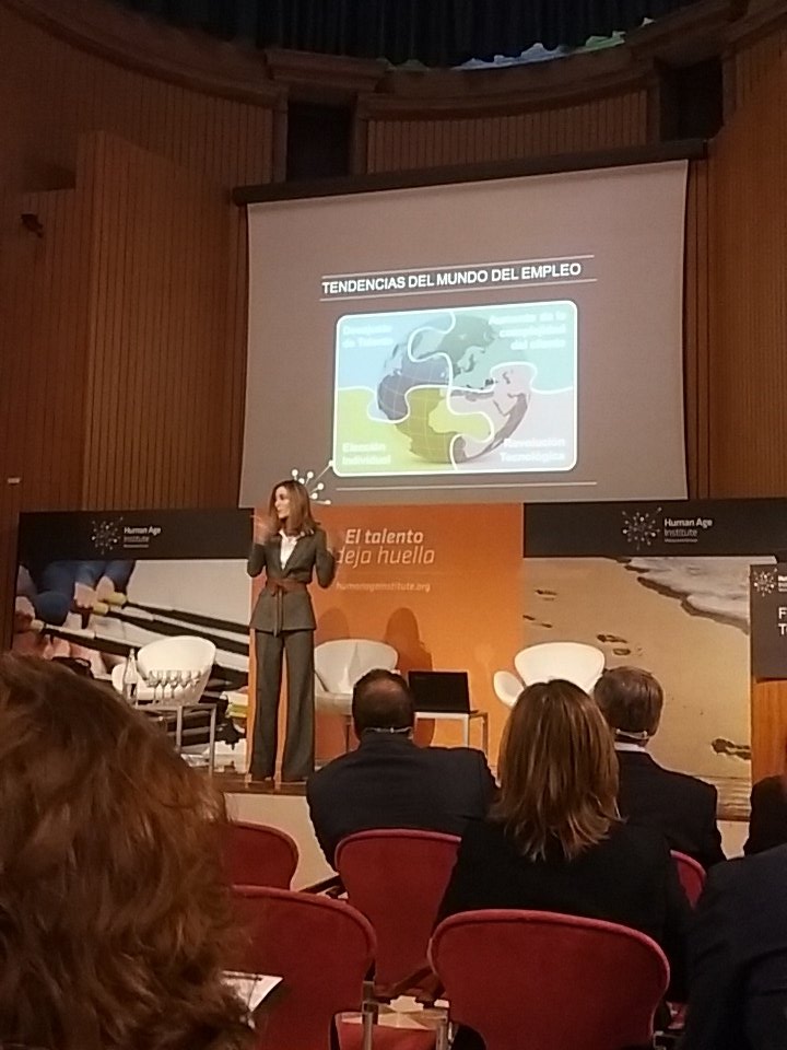 DanND6's tweet image. @LolesSala abre la jornada de #FromLabToLife en Barcelona. @HumanAgeInsES #talento