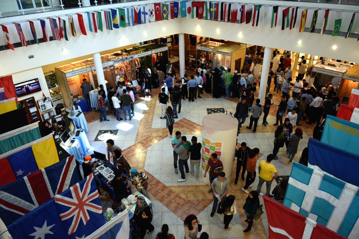 American University of Sharjah Students celebrate cultural diversity hubs.ly/H0264ZG0  #AUSSpring2016ClubFair