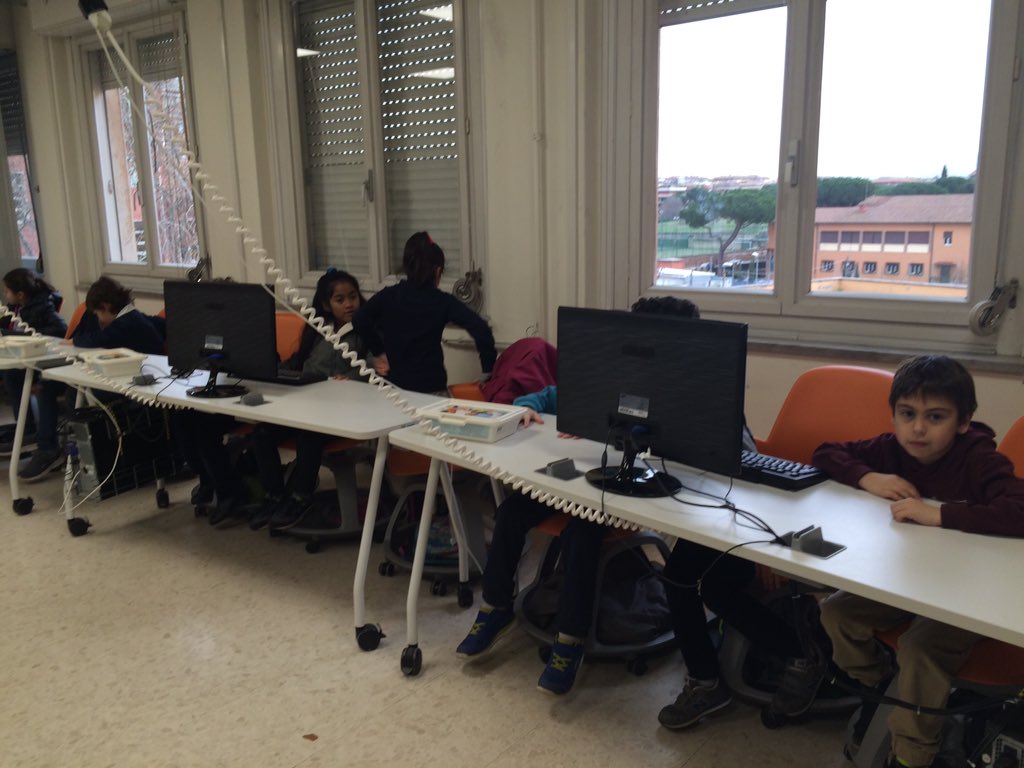 Francy0984's tweet photo. Oggi è la terza elementare dell'IC via Latina a programmare robot! @fmdigitale @Roma #romecup2016 #roboticenter https://t.co/tistkIAyL7