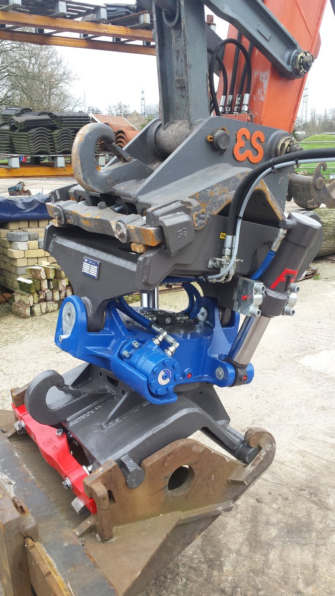 Steeho1's tweet photo. Recent afgeleverd aan fa. Ebbink een gebruikte Terex TW140 met kantelstuk. https://t.co/oZ8pfiS5F8