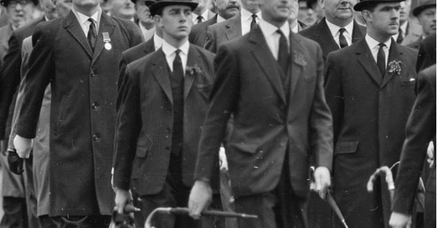 Regole per vestirsi bene e avere successo nella vita linkiesta.it/it/article/201…