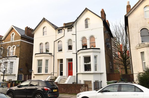 New to the market! 2-bed #property, must be viewed Guide price £385,000 - flk.io/1Oe0o3o