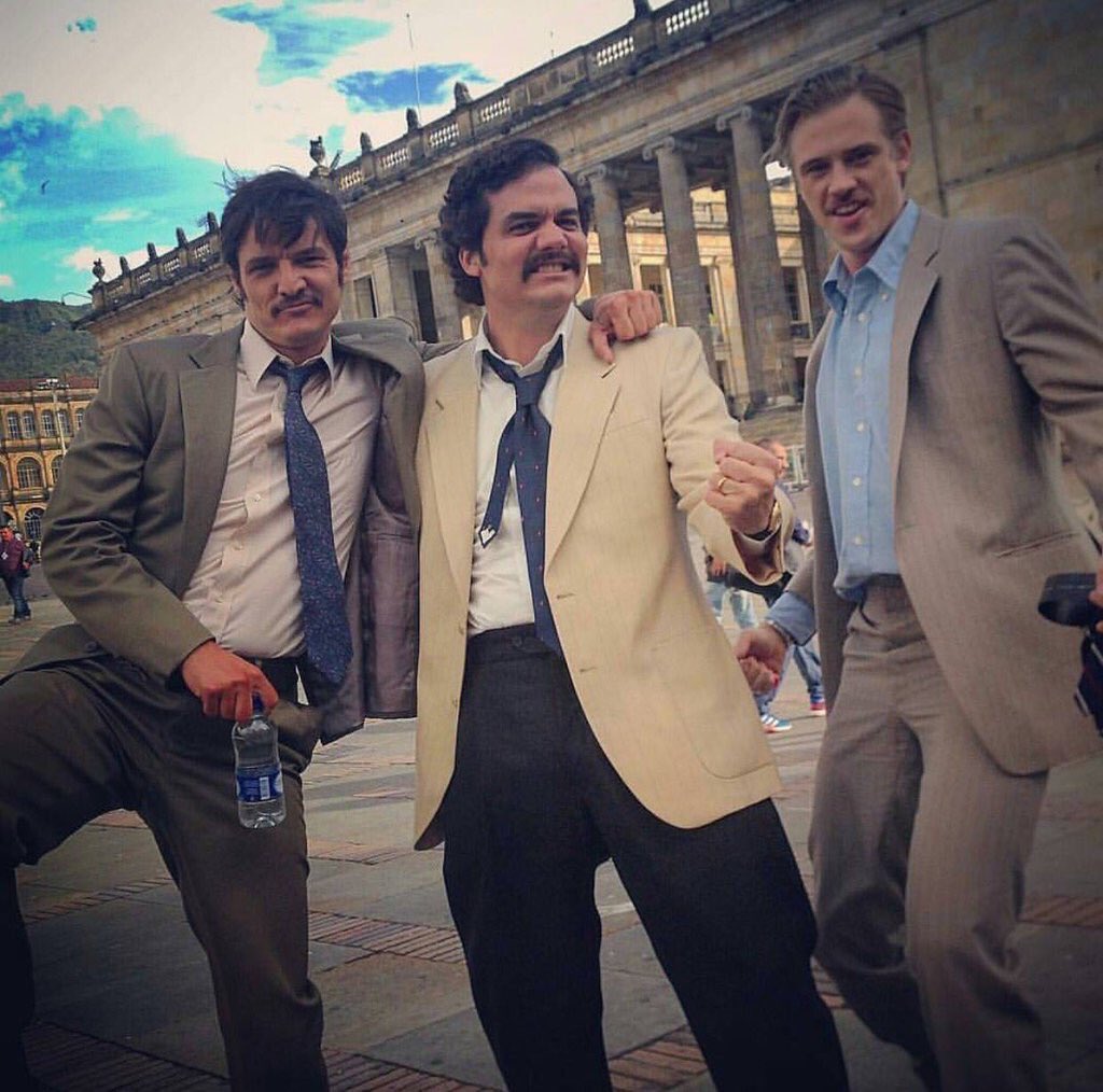 auronplay's tweet photo. Narcos es una farsa, en realidad Pablo Escobar era amigo de la policía, pfff qué decepción la verdad. https://t.co/WffmB17yC1
