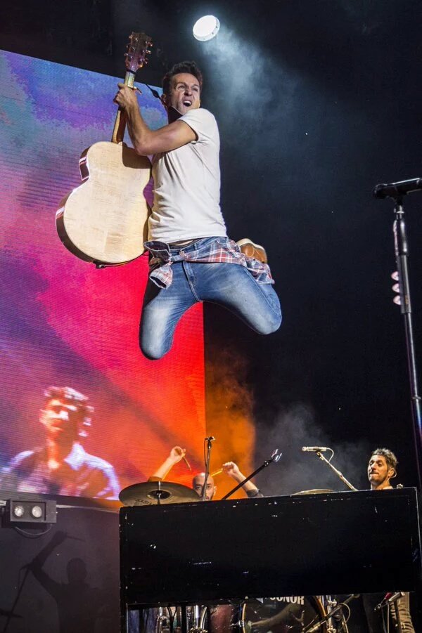 EliOficial89's tweet photo. Buen día!!! #AxelEnMerlo.  #TusOjosMisOjosTour2016. #Merlo. Cc: @AxelOficial. @Supernovaprod @SonyMusicArg. RT. https://t.co/oWJK8Dspdj