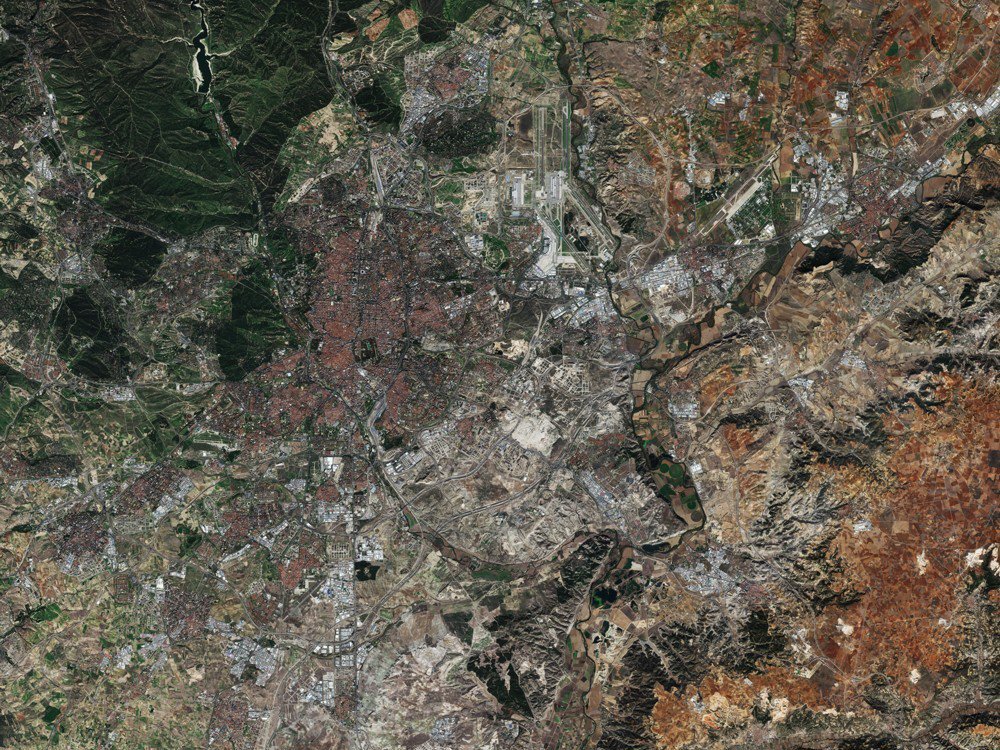 muyinteresante's tweet photo. Y así se ve la ciudad de Madrid (España) desde el espacio: 
https://t.co/iXZ181Vyfj https://t.co/u2ADpPO8OO