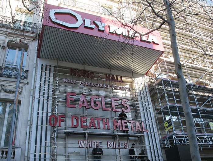 BFMTV_People's tweet photo. EN DIRECT - Les Eagles of Death Metal, en lettres de néon, sur la façade de l'Olympia
https://t.co/ibNnqQsarg https://t.co/0Y8erL6RbI