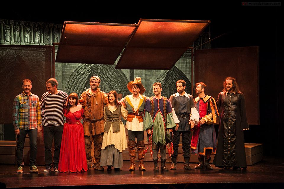 Estes fotos de salutacions amb director són un poc terribles... Eixa panxaaaa!!!!!