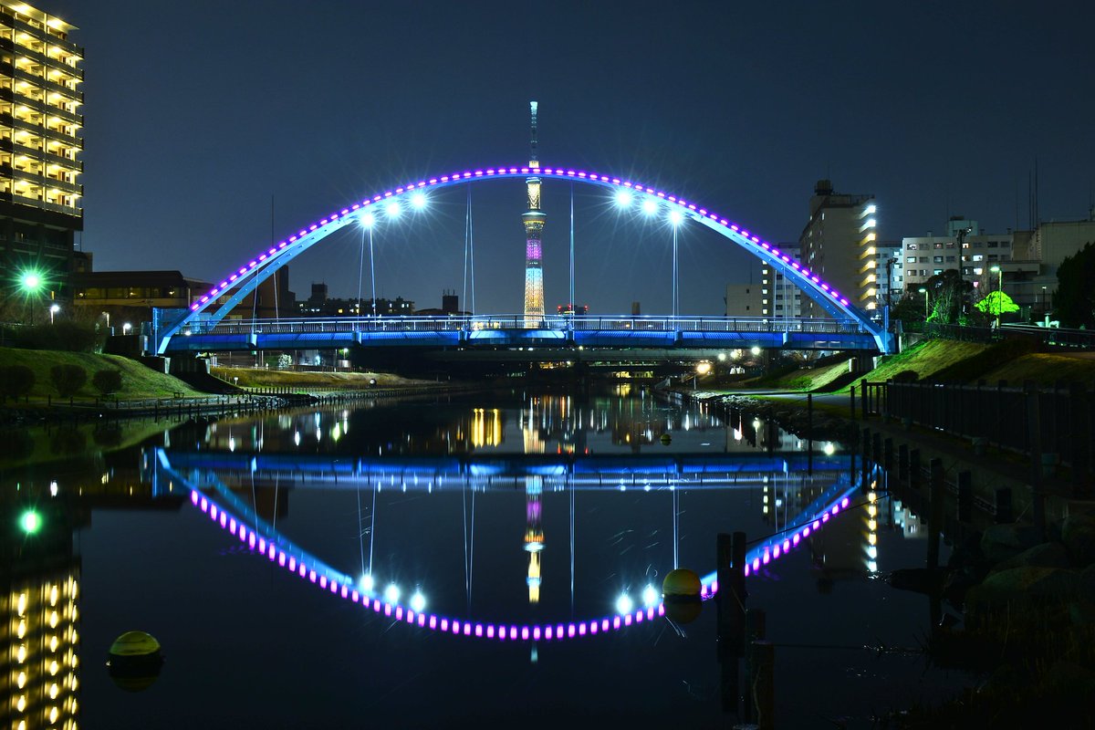 ハーロック 2 14撮影 ふれあい橋にて 先月からledライトアップが始まったふれあい橋を初訪問しました スカイツリーとのコラボも映り込みと相まっていい感じです 近くにコインパーキングも多数あり便利だし今度は夕暮れ時に行きたいですね T