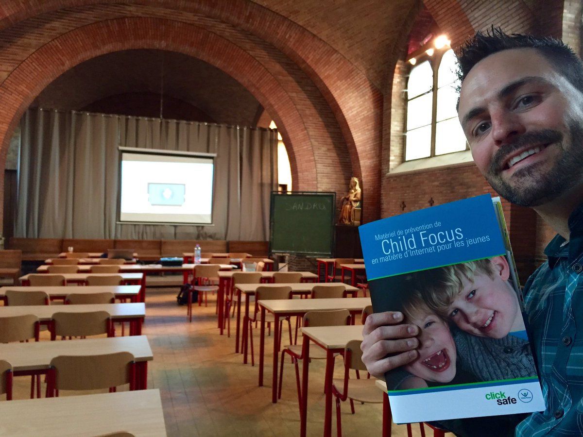 sandro_manzo's tweet photo. Sensibiliser les jeunes aux dangers du net,ds chapelle de l'Ecole de Bonne Espérance #saferinternet #weareproximus https://t.co/JPSQnGJaH7