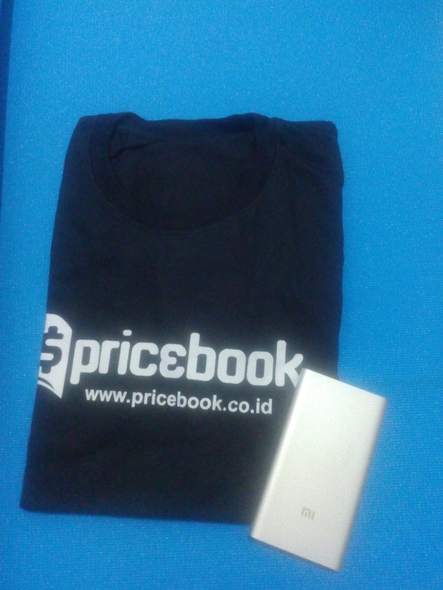 akhliswrites's tweet photo. Thanks @Pricebook_ID ! Cuma nulis review, eh dapet hadiah 2 kaos dan power bank Xiaomi! :)) https://t.co/Ie3eRAYM19
