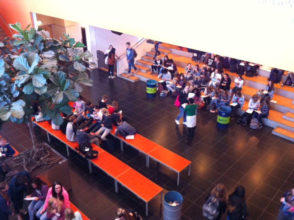 apHeller's tweet photo. Leerlingen @GroenhorstEde1 massaal aan de nieuwsquiz. Leuk! #dgschool https://t.co/ChzbPECIy7