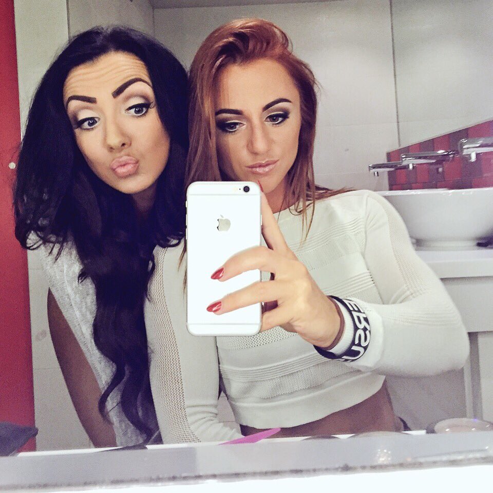 CaitlinSilcox's tweet image. I can't believe it @carliedx is actually on route to see me 😁👭🙊 booty date at @EmporiumGym 🍑🔥 #PrincessDate 👑👙