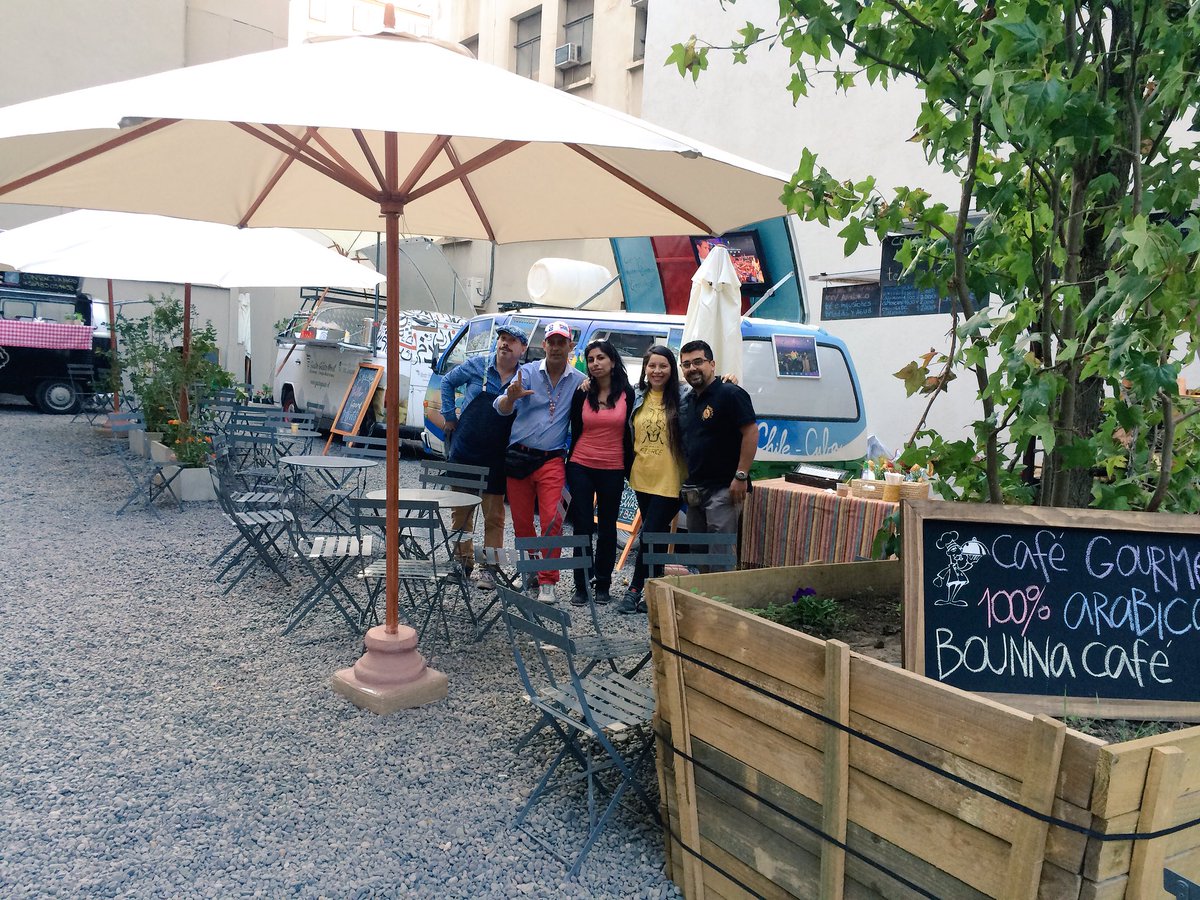 gonzalodeovalle's tweet photo. En la "Plaza de Bolsillo" con los amigos de @lacocinitag Rica comida Cubana en Morandé 83, Stgo. https://t.co/JHzNL5452H