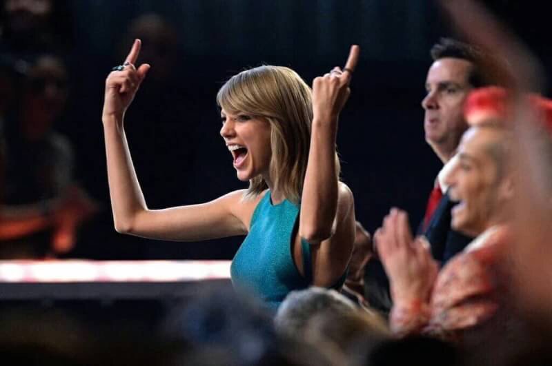 caitswift13's tweet photo. THERE'S NOTHING BETTER THAN TAYLOR'S EXPRESSION ON EVERY AWARD SHOW 
#Grammys2016 
#TaylorSwift https://t.co/HDpIijjqR4