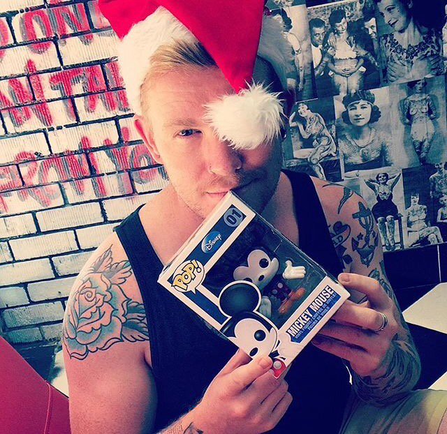 Sunsets_Sirens's tweet image. Late Christmas presents now I'm back in the UK. #latechristmas #backinUK #missamerica #santa #santahat #cutie