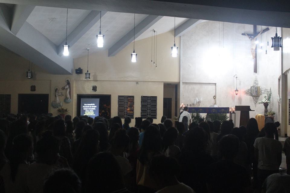 dcanssc1516's tweet photo. Holy Hour. The Exposition of the Holy Eucharist #DcanAdoNi2k16 https://t.co/UC7spT7BTW