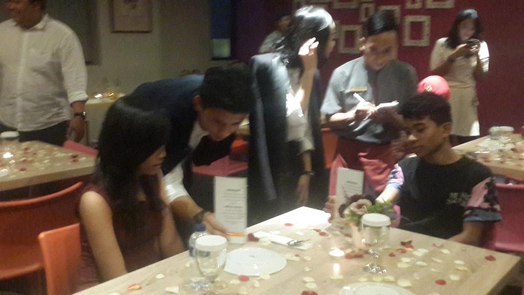 LangitMusik's tweet photo. @rinni_w & @jevinjulian melayani pemenang untuk dinner valentine @hkcafe_id @GP_Record #soundwavelm https://t.co/bz3HXieWNo