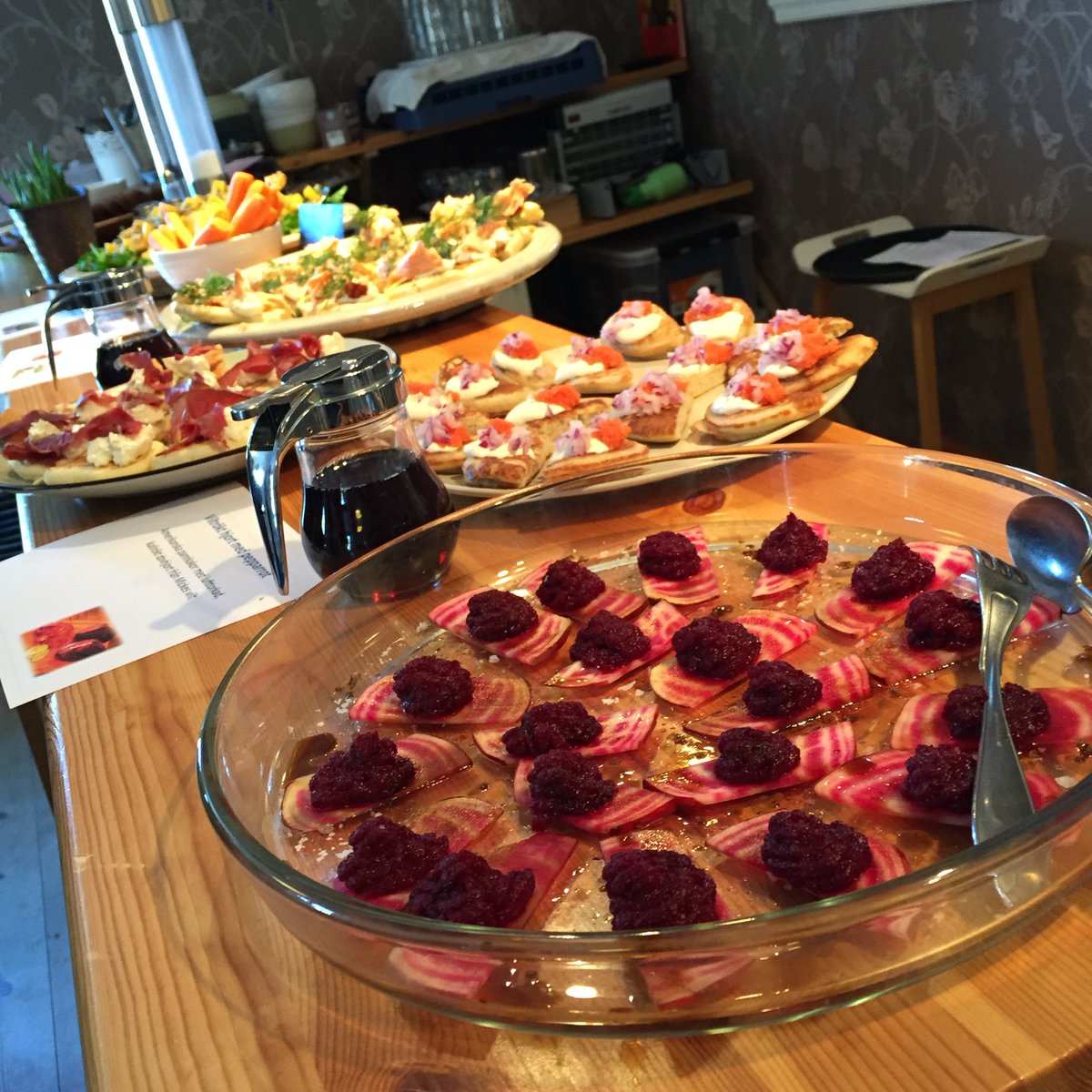 catryd's tweet photo. På plats i Tolg. Mat to die for. Härliga företagare och sol. #tolgsmak #tolg #företagsamhet #kreativitet #småland https://t.co/t7nojZfaSD