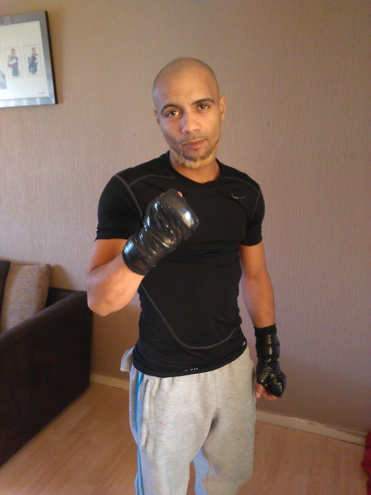 PunisherPryce's tweet photo. Good few rounds sparring this morning. Thanks to my brother Bradley and the other lads. Much appreciated. #ready. https://t.co/b4VPsKdbSv