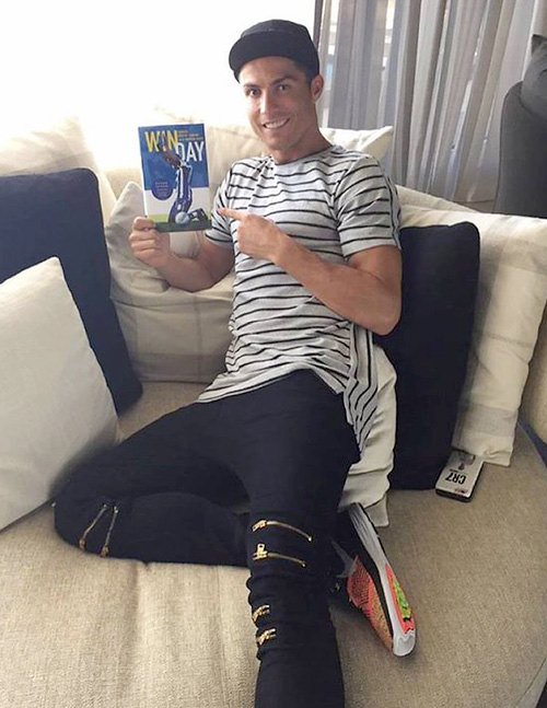 Footballer Fashion クリスティアーノ ロナウド Versaceのジップブラックパンツを着用 キャップ スニーカーはnike T Co 2zooxmh9p9 Twitter